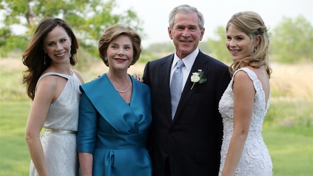 Svatba Jenny Bushov v roce 2008: George Bush s manelkou Laurou a dvojaty Barbarou a Jenny