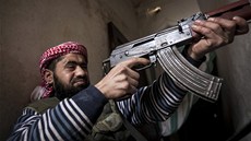 Syrský povstalec v boji s vládními jednotkami v Aleppu (10. prosince 2012)