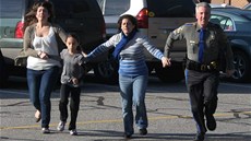 Vydení obyvatelé Newtownu v okamik masakru na kole Sandy Hook (14. prosince