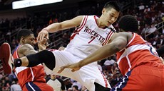 NARAZIL. Jeremy Lin (v bílém) z Houstonu ztratil míč v souboji s hráči NARAZIL. Jeremy Lin (v bílém) z Houstonu ztratil míč v souboji s hráči