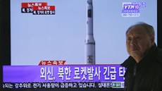 Jihokorejec kráí v Soulu kolem televize, která informuje o odpálení
