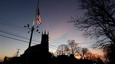 Americká vlajka visí v centru Newtownu na pl erdi (16. prosince 2012)
