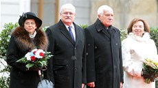 Prezidentské páry eska a Slovenska sledují nástup Hradní stráe v Praze. (10.