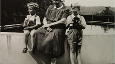 Václav Havel s bratrem Ivanem a babikou Josefou Vavrekovou u bazénu v...
