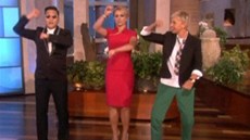 Korejský zpvák PSY uí tanec Gangnam style slavnou moderátorku Ellen a