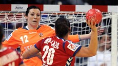 SOUSTŘEDĚNÁ. Česká brankářka Barbora Raníková se na mistrovství Evropy pokouší SOUSTŘEDĚNÁ. Česká brankářka Barbora Raníková se na mistrovství Evropy pokouší
