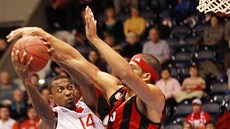 Nymburský Michael Taylor bojuje pod košem v utkání s Jeruzalémem. Nymburský Michael Taylor bojuje pod košem v utkání s Jeruzalémem.