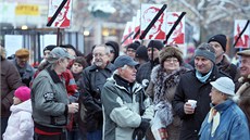 Organizátoi prosincového zlínského protestu na míe povsili cedule se jmény obtí komunistického reimu.