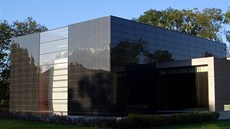 Kvůli fotovoltaickým panelům na fasádě se stavbě přezdívá Boží elektrárna. Kvůli fotovoltaickým panelům na fasádě se stavbě přezdívá Boží elektrárna.