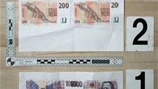 Zkuební výtisky padlk bankovek, které vyrobil patnáctiletý mladík z...