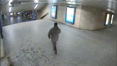 Policisté pátrají po násilníkovi, který poblí stanice metra brutáln znásilnil...