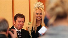 Tiadvacetiletá Tereza Fajksová se po velkém vítzství v souti krásy Miss Earth vrátila do rodných Ivanic.