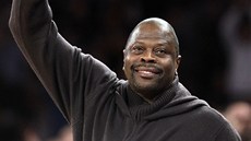 Patrick Ewing mává newyorským fanoukm.