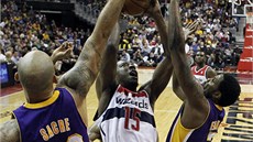 Jordan Crawford z Washingtonu se pokouší nacpat míč do koše LA Lakers přes duo Jordan Crawford z Washingtonu se pokouší nacpat míč do koše LA Lakers přes duo