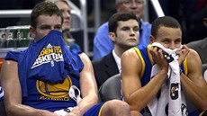 David Lee (vlevo) a Stephen Curry z Golden State zklamaní z vývoje duelu v