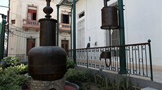 Vstupní expozice ped Muzeem rumu v Santiagu de Cuba a starý pístroj na plnní...