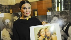 Mahulena Bočanová s kalendářem pro školu Slunce Mahulena Bočanová s kalendářem pro školu Slunce
