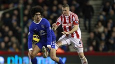 HŘÍŠNÍK. Marouane Fellaini z Evertonu (vlevo) během zápasu proti Stoke. HŘÍŠNÍK. Marouane Fellaini z Evertonu (vlevo) během zápasu proti Stoke.