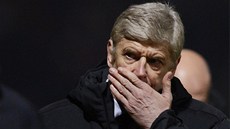 DALÍ T̎KÉ OBDOBÍ. Arsene Wenger pemýlí, jak dostat svj Arsenal zpátky na