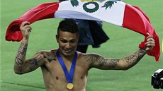 RADOST HRDINY. Stelec vítzného gólu José Paolo Guerrero si uívá triumf svého...