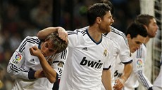 JSI IKULA. Záloník Xabi Alonso z Realu Madrid chválí stelce gólu Fabia