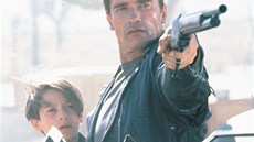 Edward Furlong a Arnold Schwarzenegger ve filmu Terminátor 2: Soudný den (1991)