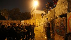 Demonstranti rozebírají ze, která obklopuje prezidentský palác v Káhie. (11.