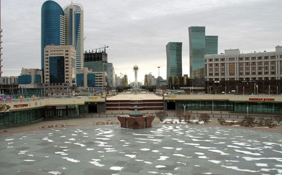 Liduprázdná metropole Kazachstánu Astana plná futuristických budov.