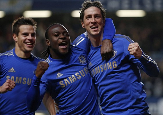 Radost fotbalist Chelsea Torrese (vpravo), Mosese a Azpilicuety.