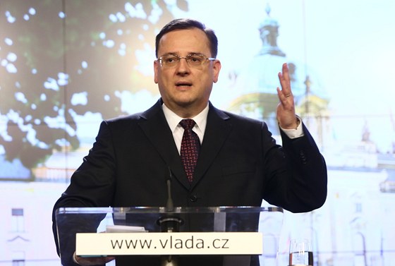 Premiér Petr Neas se na tiskové konferenci vyjádil k odvolání ministryn