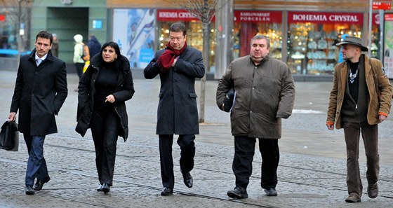 Senátor Tomio Okamura, právnika Klára Samková a senátorovi spolupracovníci...