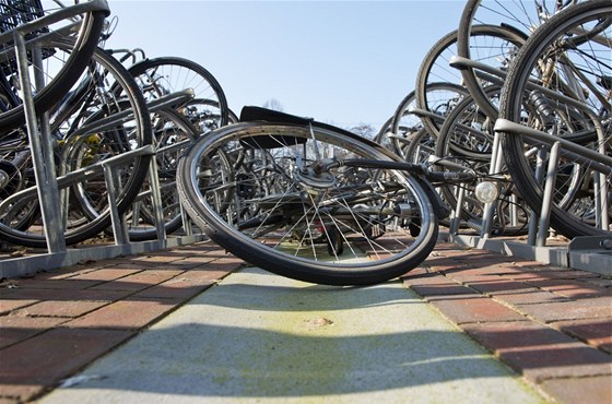 Specialista zajistil na míst pepadení dva rzné vzorky plá bicyklu, na kterém pachatel odjel. Ilustraní foto