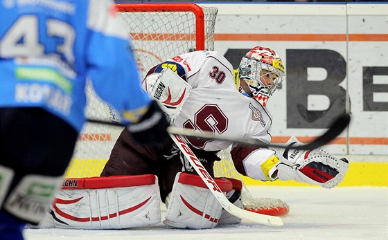 Sparanský gólman Michal Neuvirth nedochytal zápas proti Slavii kvli prasklému noi u brusle.