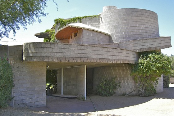 Dm ve tvaru spirály navrhl legendární architekt Frank Lloyd Wright navrhl pro