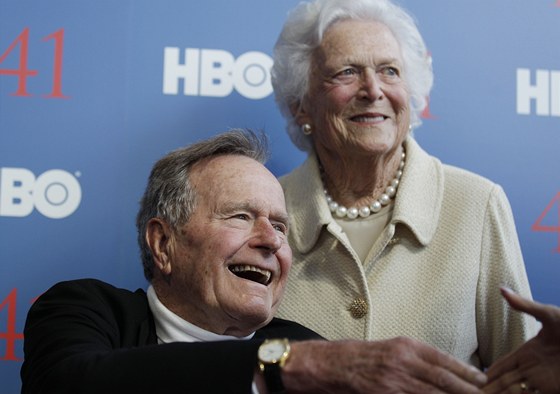 Bývalý americký prezident George Bush s manelkou Barbarou v ervnu 2012 na