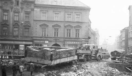 Snímek pevozu podbetonovaných základ a zbytku románského domu nalezených pi archeologickém przkumu v míst stavby olomouckého obchodního domu Prior