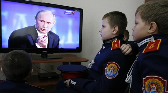 Malí kadeti sledují v televizi tiskovou konferenci prezidenta Vladimira Putina. 