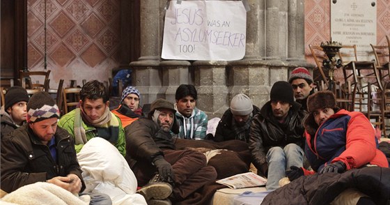 Uprchlíci se odmítají pesthovat do náhradního ubytování. Policie je z kostela
