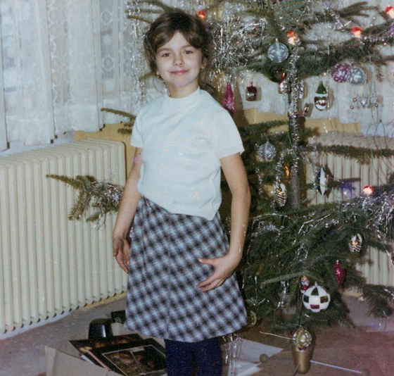 Marta Jandová jako dít u vánoního stromku. 