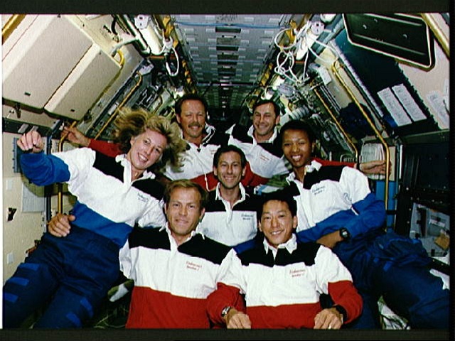 Posádka letu STS-47, v ní byli manelé Mark Lee a Nany Jan Davisová.