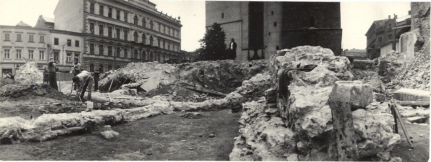 Snímek pevozu podbetonovaných základ a zbytku románského domu nalezených pi archeologickém przkumu v míst stavby olomouckého obchodního domu Prior