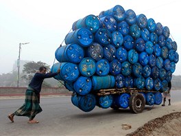 Mui v Bangladéi táhnou vozík plný prázdných sud bhem pldenní stávky,...