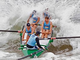 Posádka surfaského klubu Mona Vale bojuje s neúprosnými vlnami pi souti...
