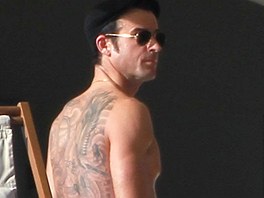 Justin Theroux pedvedl u baznu tetovan zda.