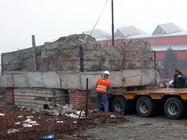Podbetonovan zklady a zbytky romnskho domu nalezen pi archeologickm