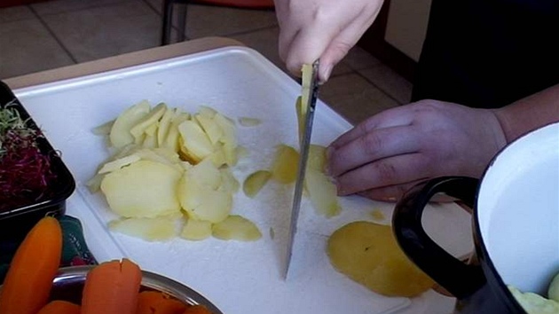 Brambory nechejte před krájením vychladit v lednici.