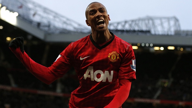 VEDEME! Ashley Young zadil svm centrem vlastn gl West Bromwiche, a tak se zlonk Manchesteru United me radost petrhnout.