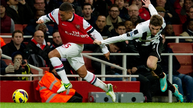 PUS M. Alex Oxlade-Chamberlain z Arsenalu (vlevo) se pokou vysmeknout ze seven Davide Santona, fotbalisty Newcastlu.