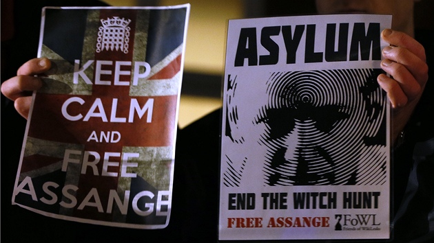 Assange pilo ped ekvdorskou ambasdu v Londn podpoit asi 80 lid.