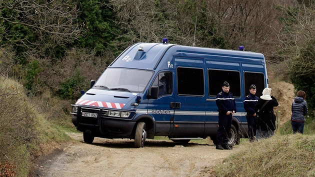 Francouzt policist hldkuj pod horou Bugarach na jihu zem. Podle legendy je vrchol hory jedin msto, kde lze pekat soudn den. (19. prosince 2012)